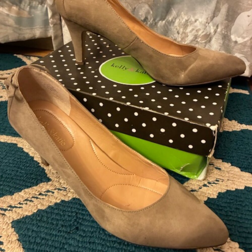 Kelly & Katie Women's Louisa Faux Suede Pump 3" Heel Mushroom Neutral Shoe Sz 11